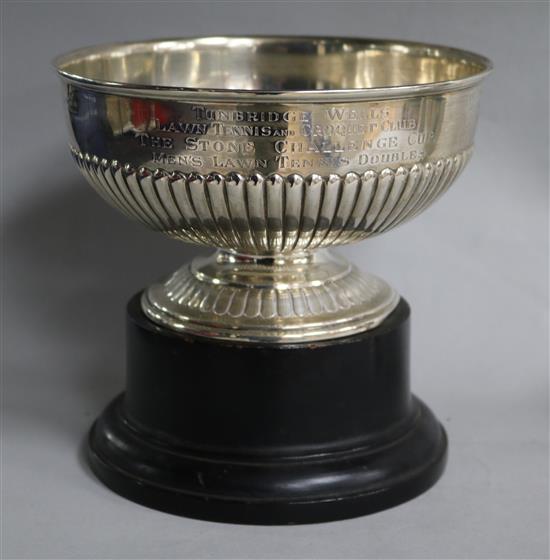 An Edwardian demi fluted silver rose bowl, on ebonised socle, 15.5oz.